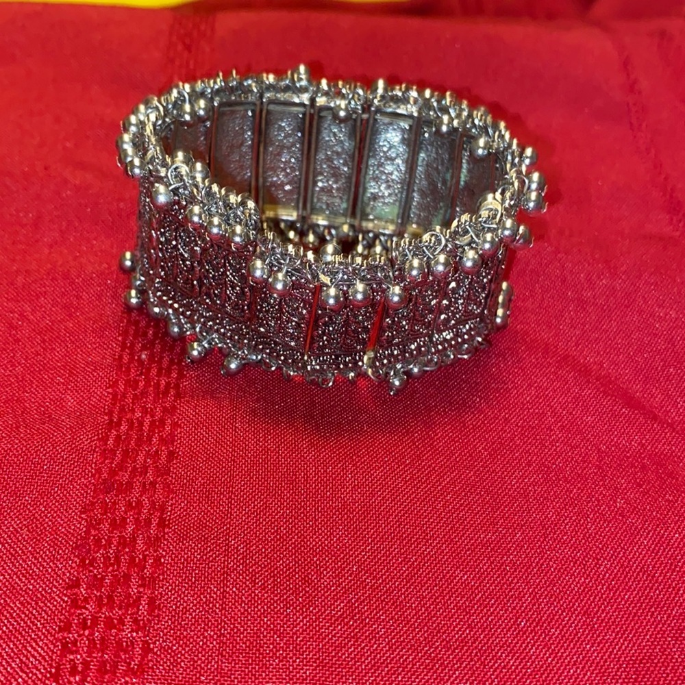 Vintage stretch bracelet